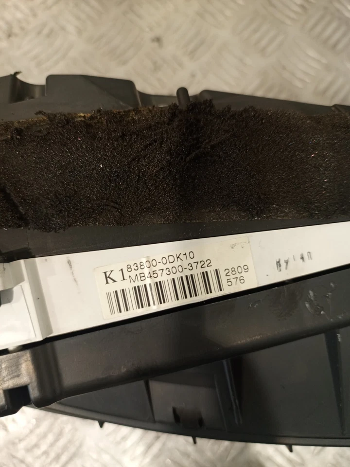 Toyota Yaris 2009 velocímetro cuadro de instrumentos 83800-0DK10 #9 Foto 3 de 3