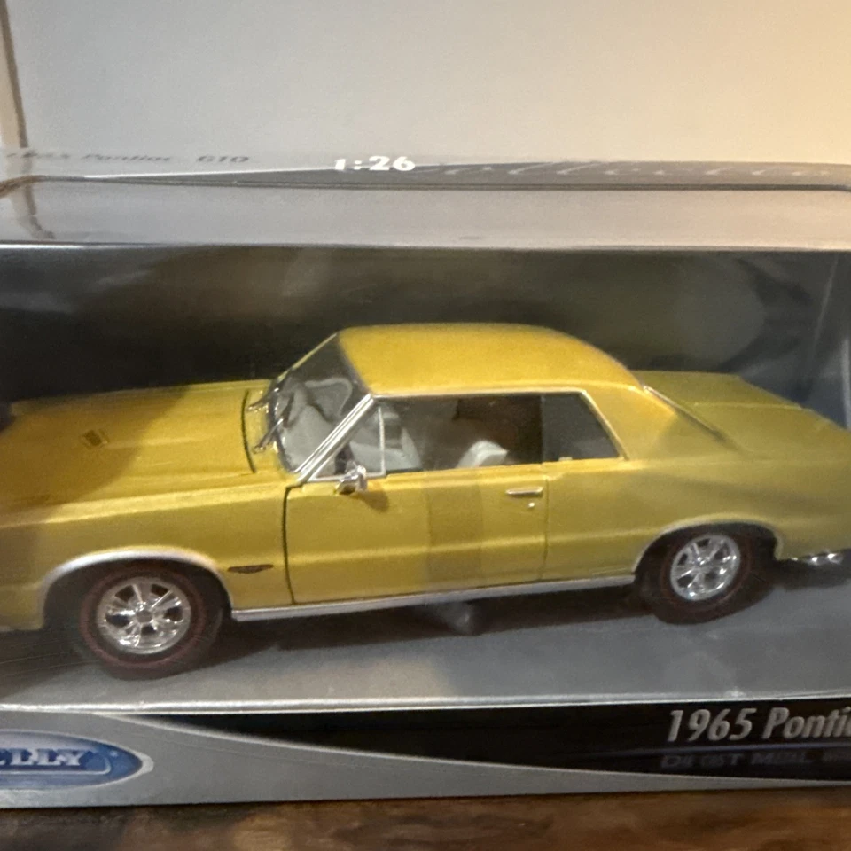 Welly Pontiac Yellow 1965 Scale Model Car 1/26 22092W New in Box - Image 3 of 4