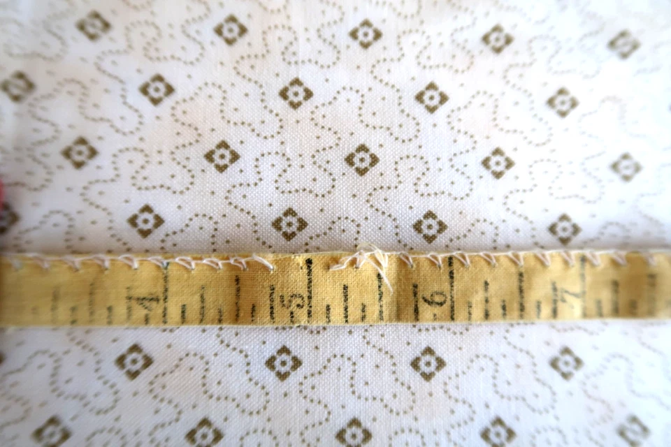 Parche Bella Rosa de Debbie Beaves of the Violet RJR 2007 algodón 44" x 114" Foto 2 de 4