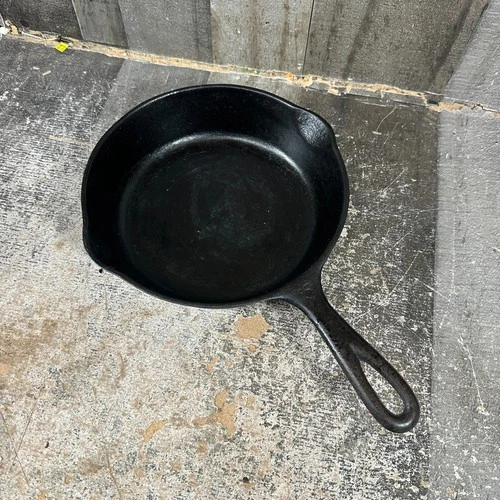 Vintage Wagner Ware Sidney -O- Cast Iron Skillet Pan 1055 8-inch
