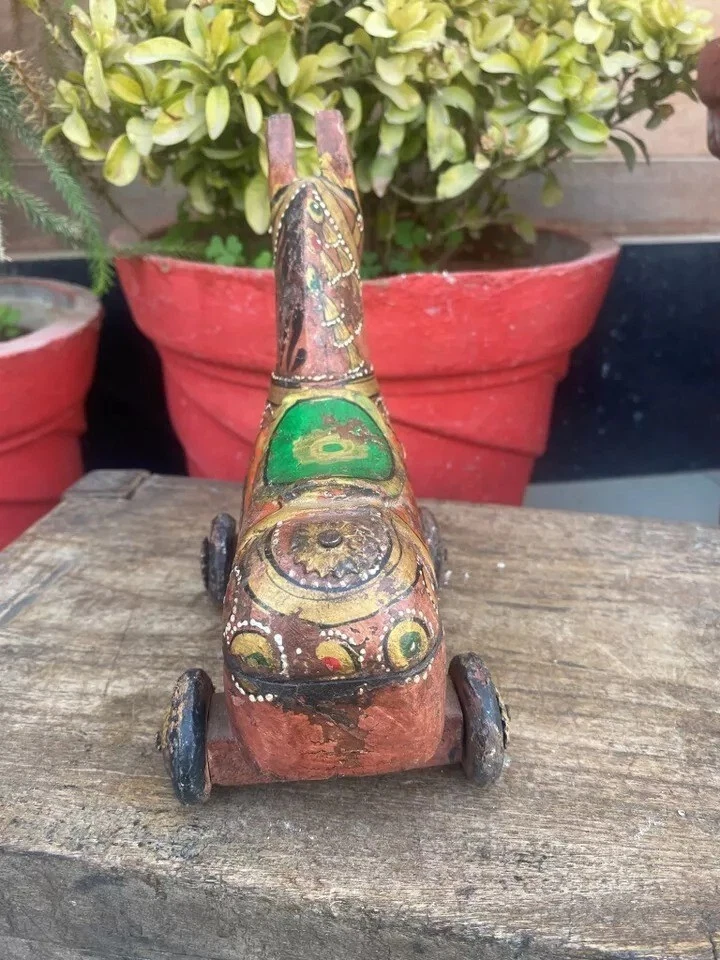 Antigua estatuilla de madera hecha a mano caballo sobre ruedas rara pintada caballo caja Foto 3 de 4