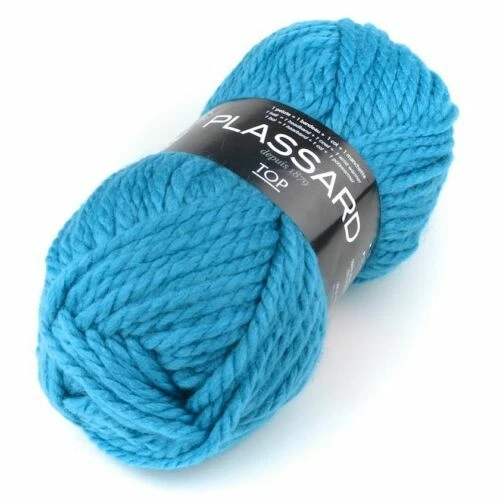 Laine et tricot et fil turquoise
