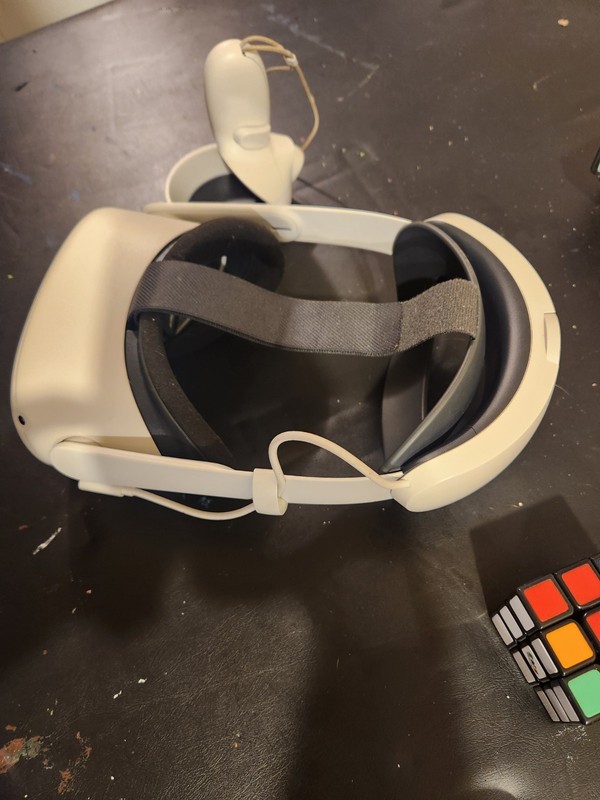 Meta Quest 2 Standalone VR Headset 120 Hz Refresh Rate White one controller