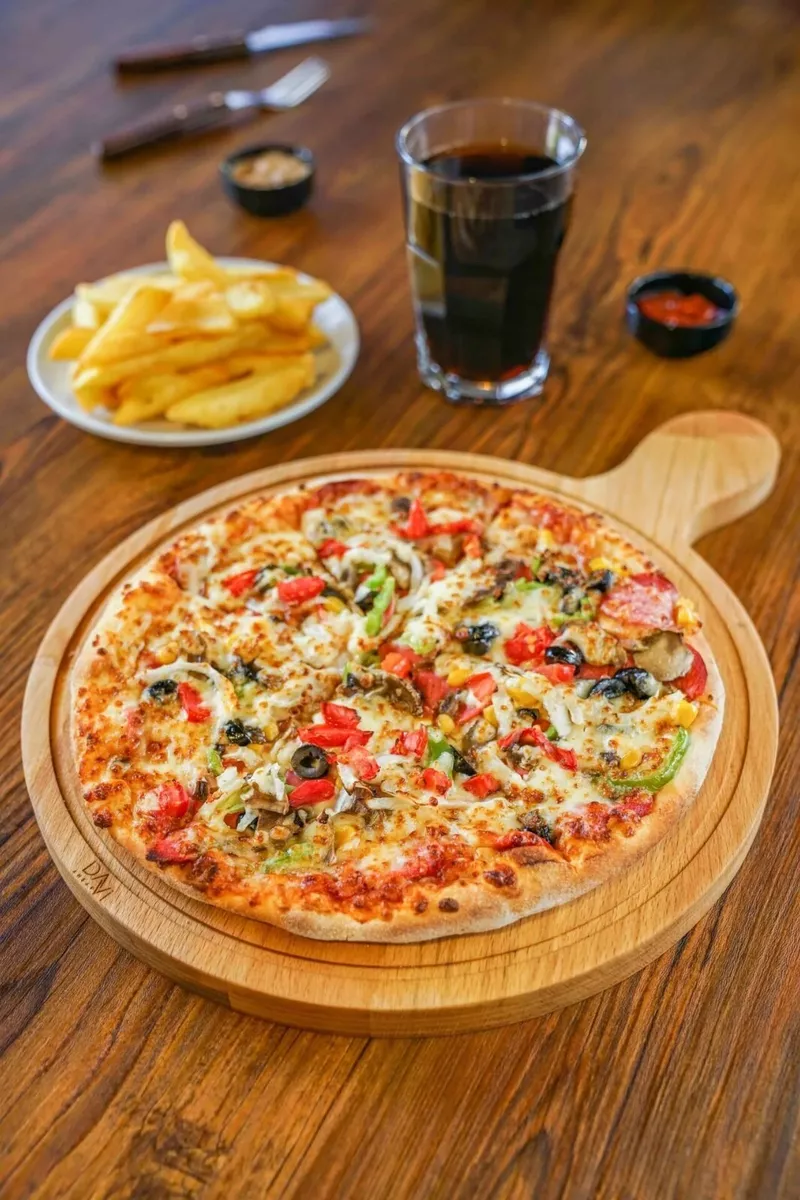 Pizza serving clearance plate