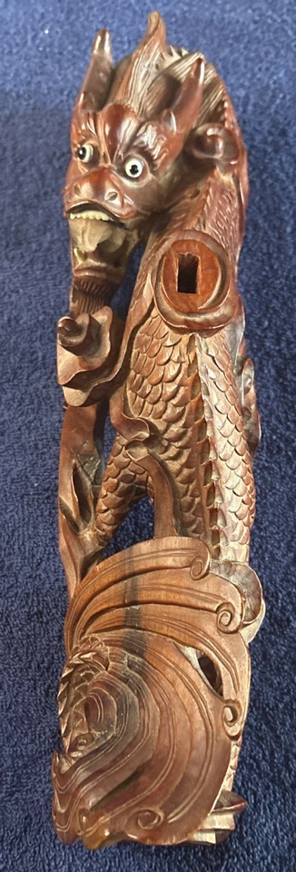 Soporte de dragón tallado chino de principios del siglo XX en palo de rosa con inserciones de vidrio USADO Foto 4 de 4