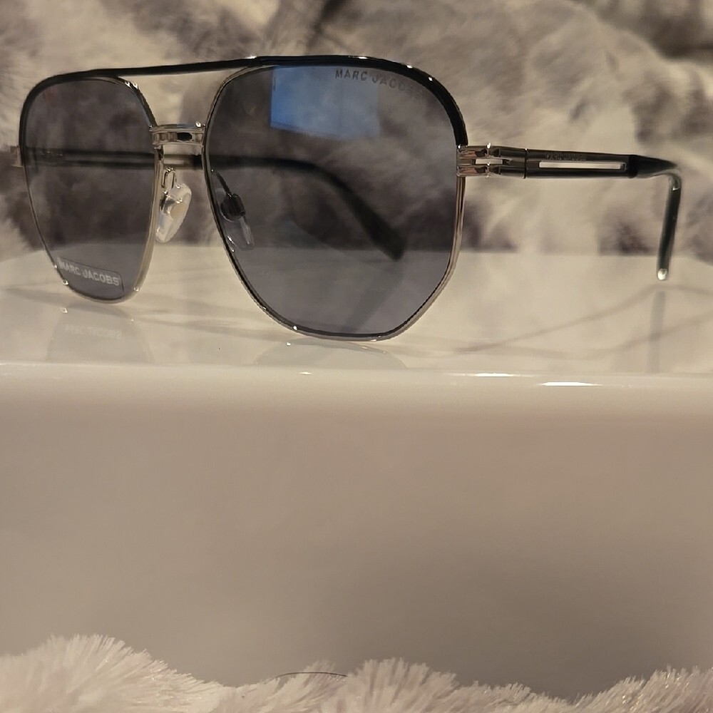 NIB Marc Jacobs Black Aviator Sunglasses NIB Marc Jacobs Aviator Sunglasses with Gold Accents main image 4