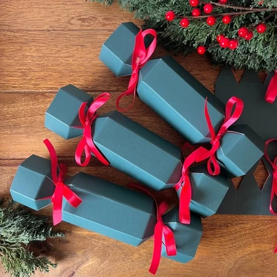ECO HOME BUSINESS Christmas Cracker Shaped Gift Boxes with Ribbon Ties Green & Red Luxury