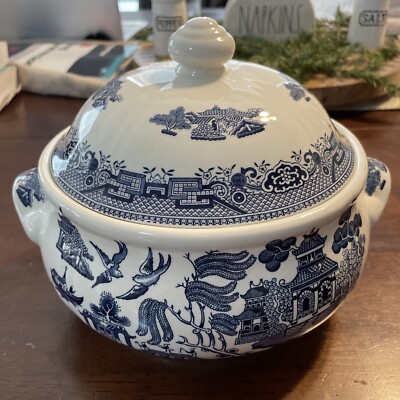 Vintage Churchill England Blue and White Willow Pattern covered dish/soup  tureen