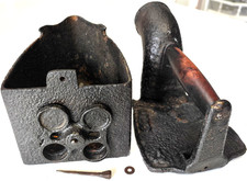 ANCIEN FER à REPASSER en FONTE à BRAISES CHARBON avec CHEMINEE MANCHE en BOIS