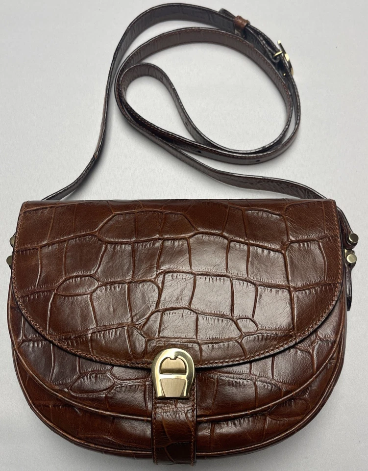 Bandolera de cuero de cocodrilo marrón en relieve Aigner de colección forro con logotipo Italia en muy buena condición Foto 2 de 4