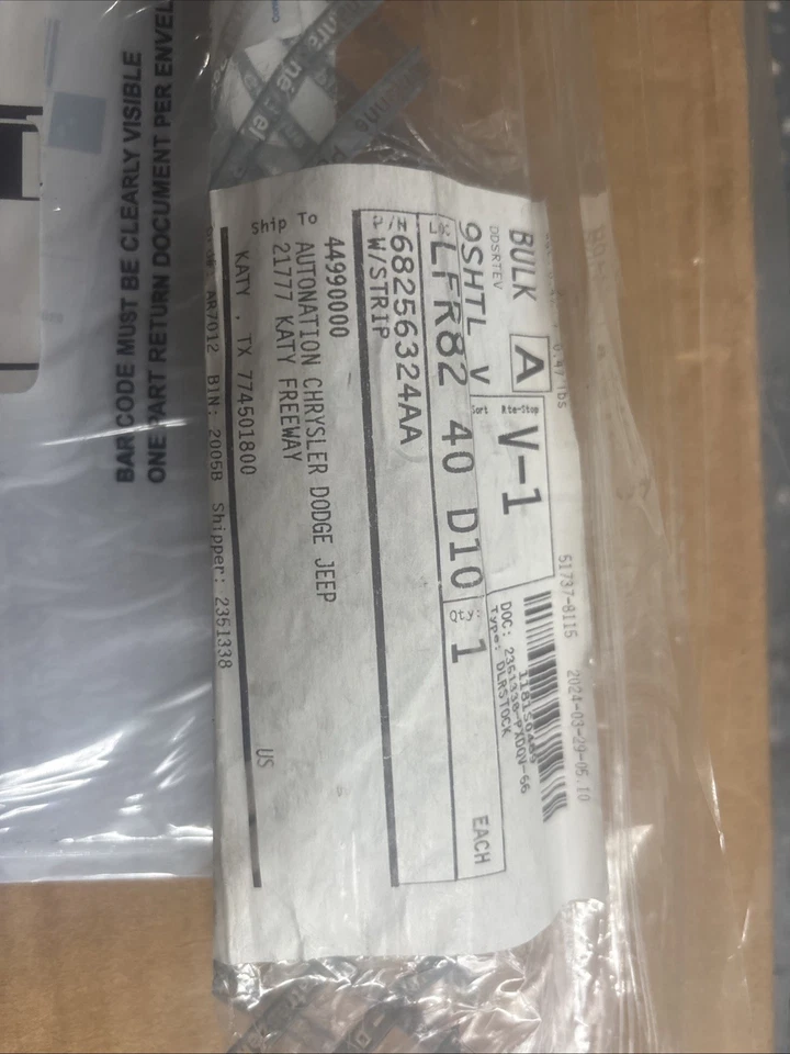 NUEVO 2015-2021 Jeep Renegade Puerta del conductor Ventana Cinturón Resistente para el clima OEM 68280330AA Foto 2 de 4