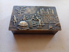 Ancienne Boîte À Bijoux Où Timbres En Bronze Décor Scène Galante Château