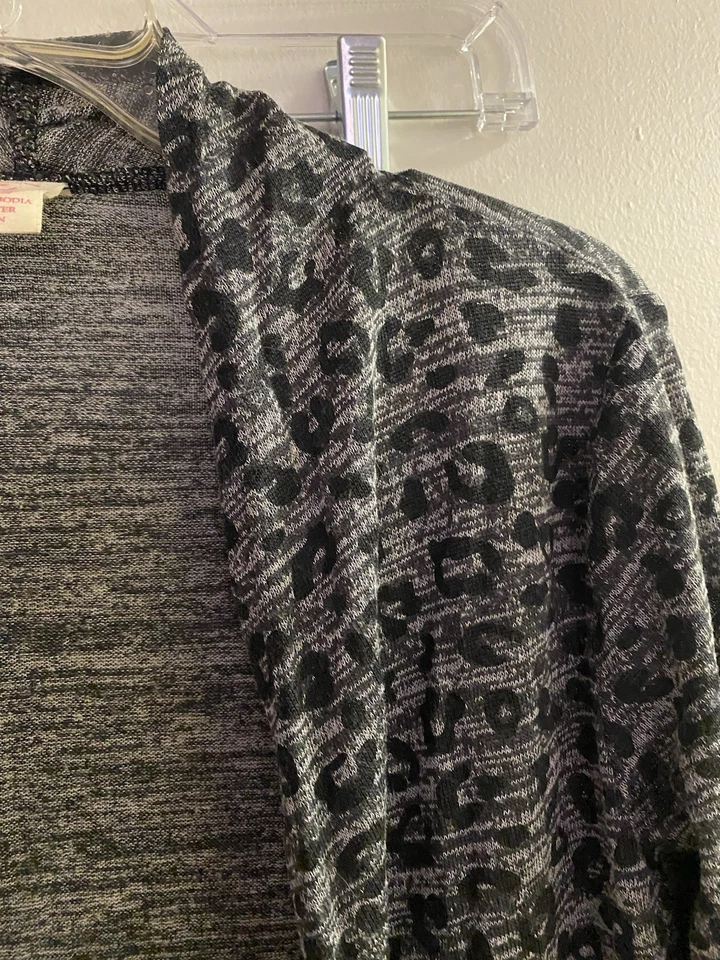 Cárdigan para niña Faded Glory L grande 14 16 busto de guepardo negro y gris 30” 32” abierto Foto 3 de 4