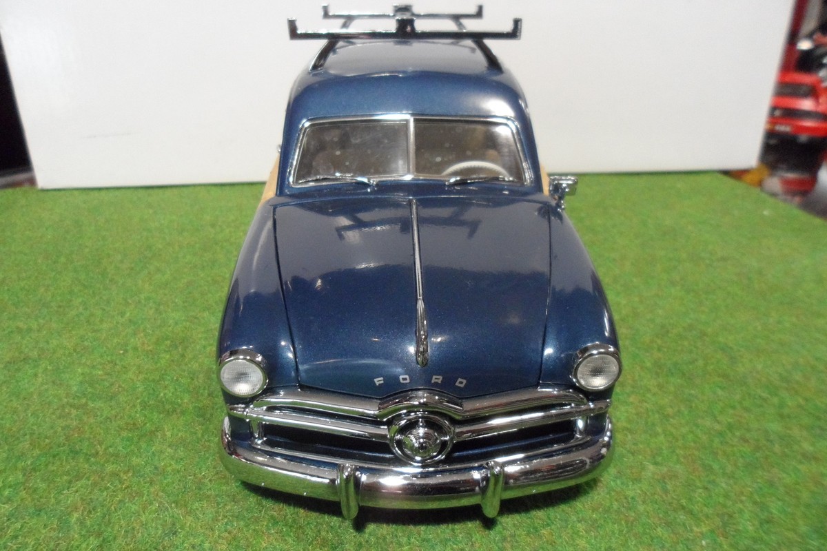 FORD WOODY STATION WAGON 1949 bleu au 1/18 MOTOR CITY CLASSICS