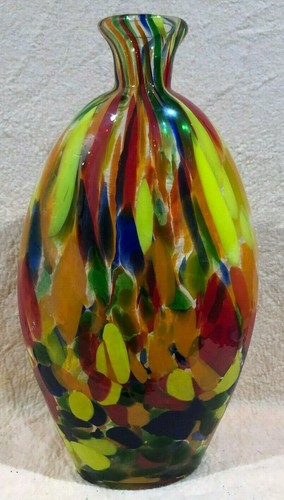 Blumenvase Kunstglas gelb rot blau grün 13 7/8 Zoll hoch 8 1/4 Zoll breit