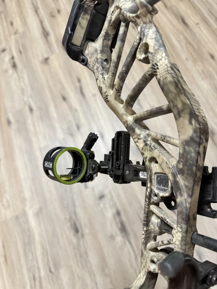 Arco compuesto para mano derecha Bear Archery Approach Kyptek camuflaje con mira de pasador único CBE Foto 3 de 3