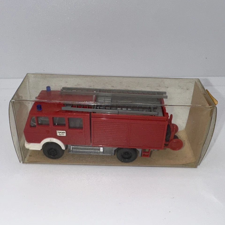 Wiking 22616 (616/2) Mercedes 1619 Fire Ladder Truck LF 16 w/Hose Reel NEW w/BOX - Image 3 of 4