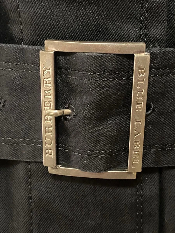 Trench coat curto BURBERRY BLUE LABEL preto com cinto Nova Check design simples - Imagem 4 de 4