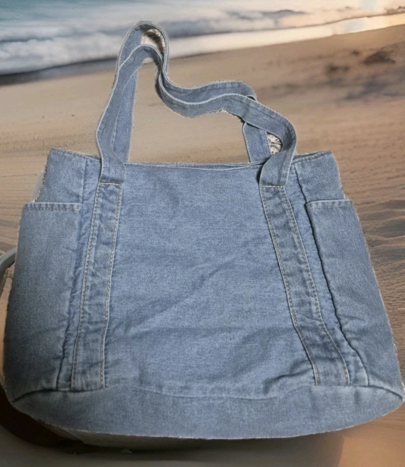 Bolso vaquero lazo con tacha flor rosa customizado con logotipo de mi tienda.  - Imagen 4 de 4