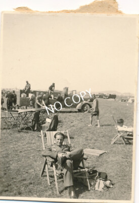 Foto WK II Italien Feldflugplatz Pilot in Bereitschaft im Stuhl G1.23