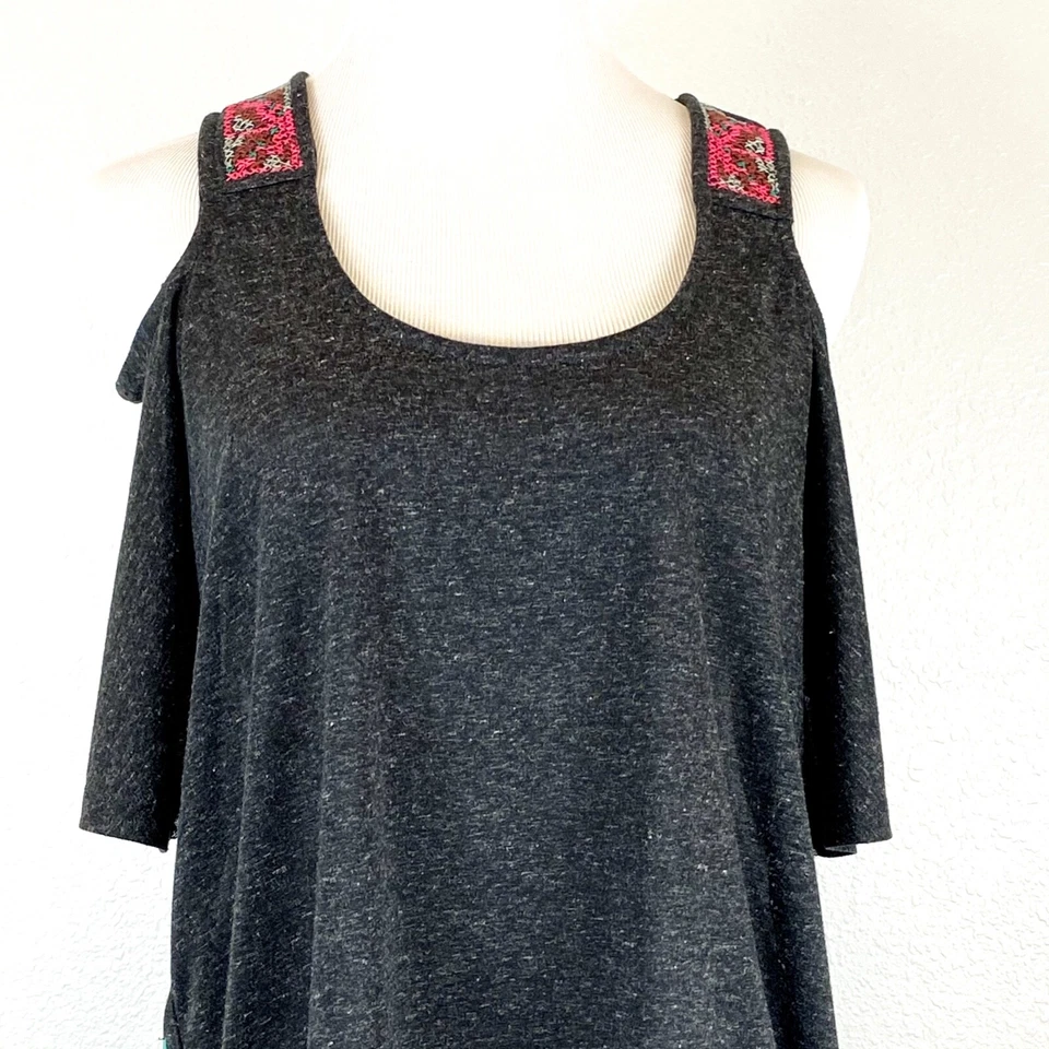 Top gris Anthropologie Nick & Mo para mujer talla mediana encaje espalda hombro frío Foto 3 de 4