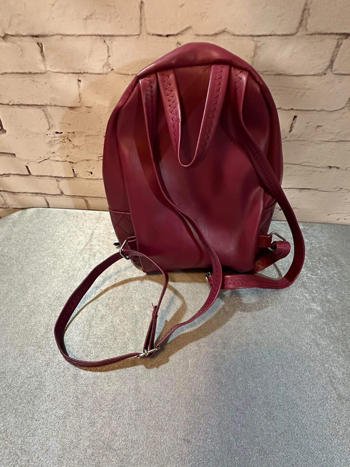 Mochila de mano acolchada con cremallera Forever 21 Burgundy FauxPatent usada WCLTH Foto 2 de 4