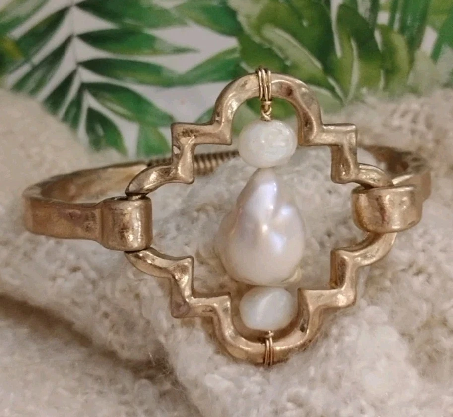 Worldly Vibe! Hammered Antiqued Gold Tone BAROQUE Nugget Pearl Cuff Bracelet! - Image 3 of 4