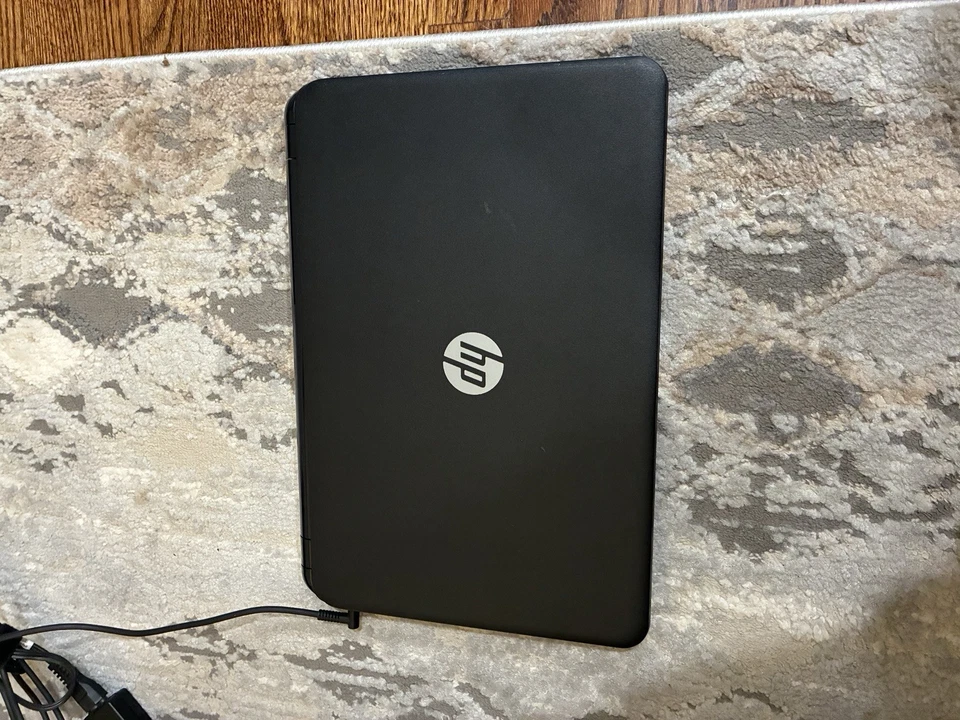 HP Laptop Windows 8 15-r011dx Works Only When Plugged In - For Parts Or Repair - Image 2 of 4