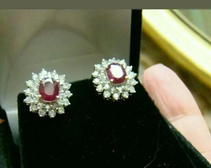 Aretes con halo de rubí rojo simulado corte ovalado de 2,50 quilates chapados en oro amarillo de 14 k Foto 3 de 3