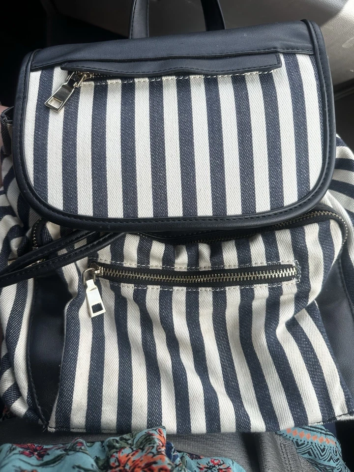 Mochila a rayas azul y blanca Urban Expressions para mujer Foto 2 de 4