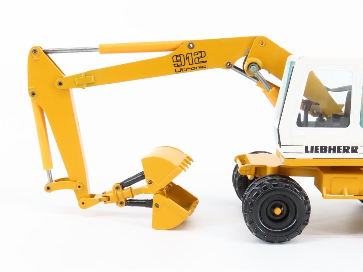 Liebherr A 912 Litronic Wheeled Excavator Clam Conrad 1:50 Scale