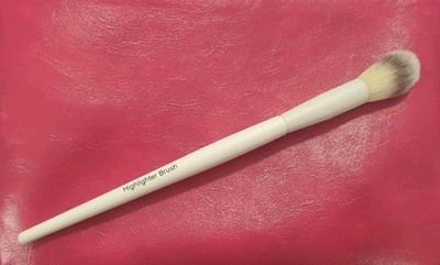 TYS BEAUTY 02 Highlighter Brush.  Makeup.  Vegan. NEW.  MSRP $22