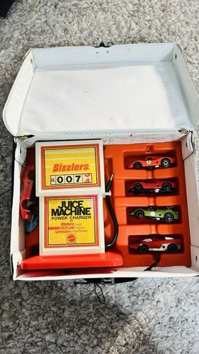 Vintage 1970 Sizzler Carrying Case With 6 Cars And Juicer-SEE DESCRIPTION