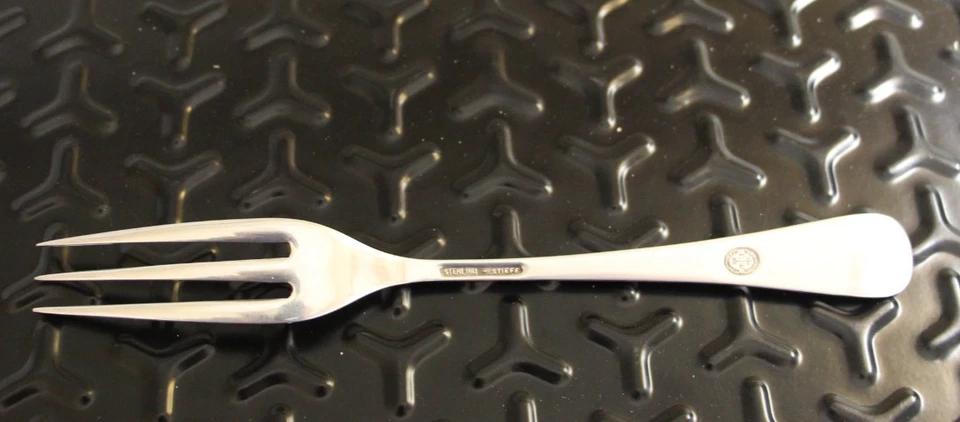 Tenedor de cena Stieff Williamsburg Queen Anne de plata esterlina - 7 3/4" - sin mono Foto 2 de 2