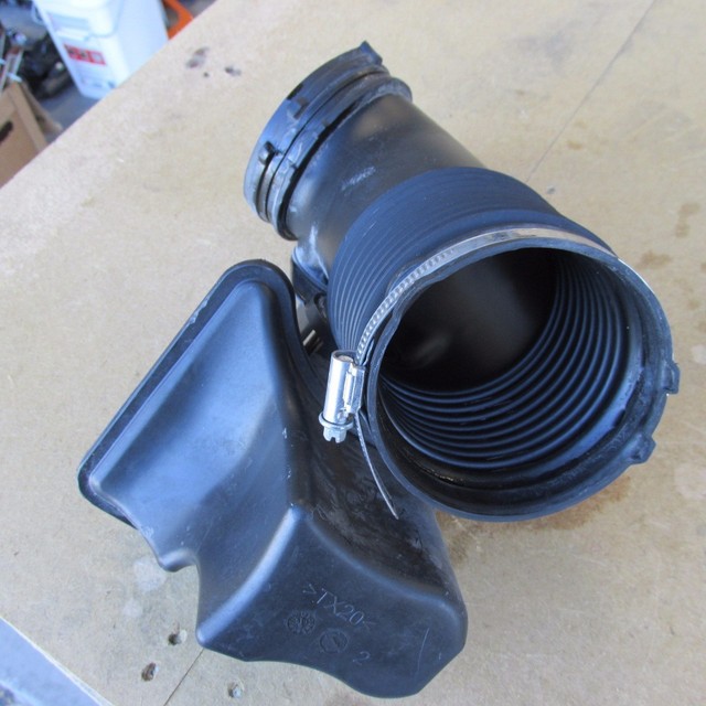 BMW E90 E91 E92 E93 E88 E82 1 3 SERIES AIR INTAKE MANIFOLD RUBBER BOOT