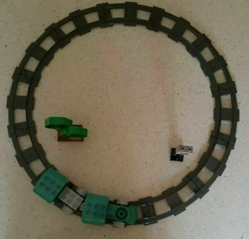 UNICO PLUS - USATO - TRENO CON BINARI SEMAFORO E ALBERO - COMPATIBILE LEGO DUPLO - Immagine 2 di 4