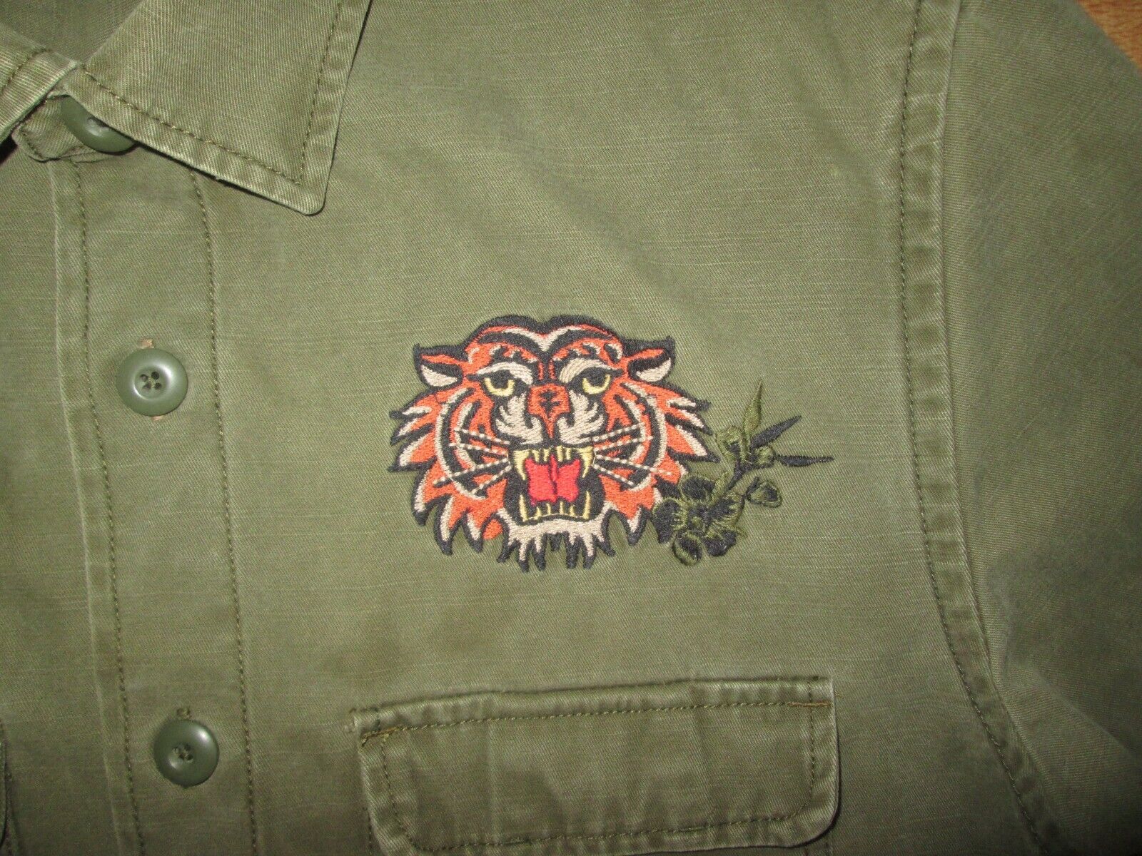 URBAN OUTFITTERS Army Green Button-Up Jacket Top w/ Embroidered Tiger ~  Small
