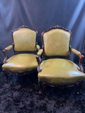 Paire de larges fauteuils XIXe en cuir vert de style Louis XV