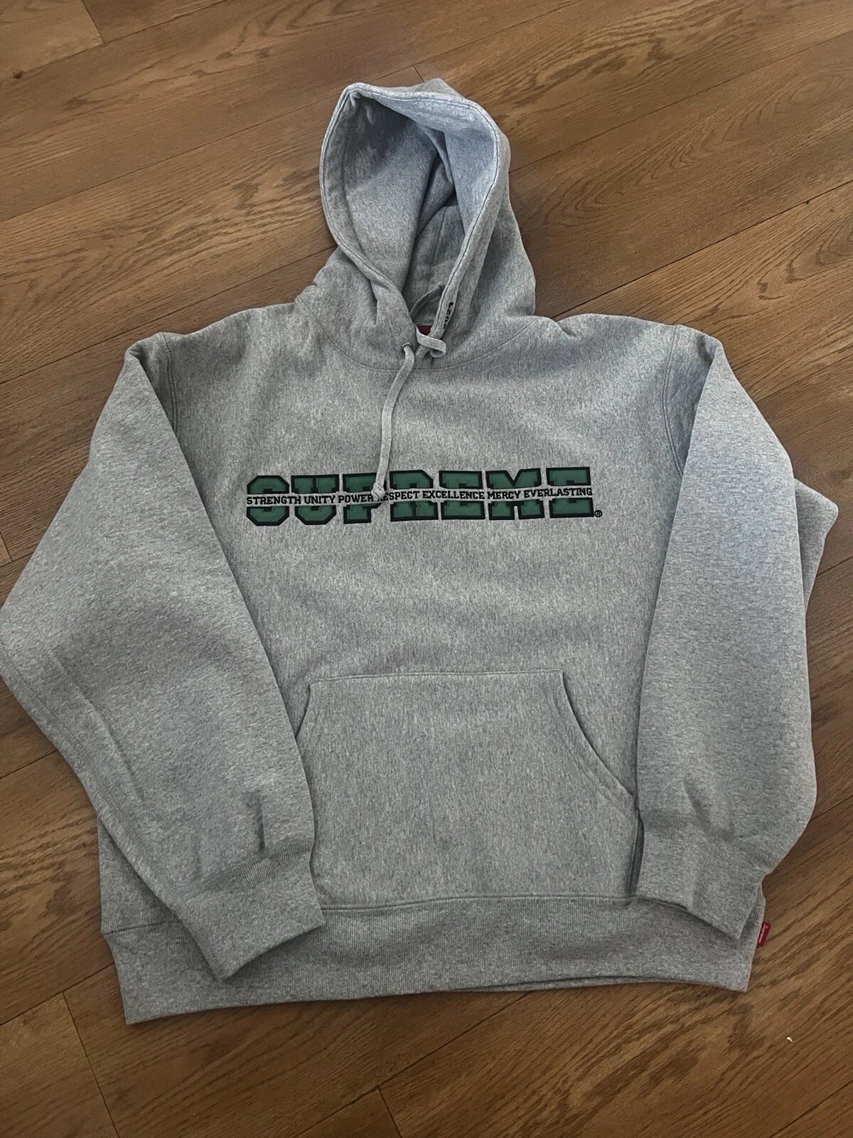 Sweat à capuche Supreme 24AW Collegiate Acronyme avec logo patch gris