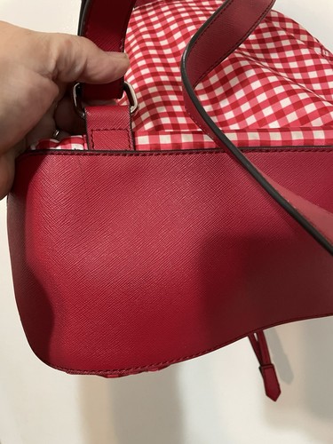 Karl Lagerfeld Paris Rucksack rot pink weiß Gingham-Karo Cinch-Close 15” x 11” - Bild 7 von 10