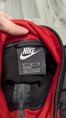 Nike NSW Jungen Core Schwarz/Rot Trainingsanzug Set Größe XL - Bild 2 von 4