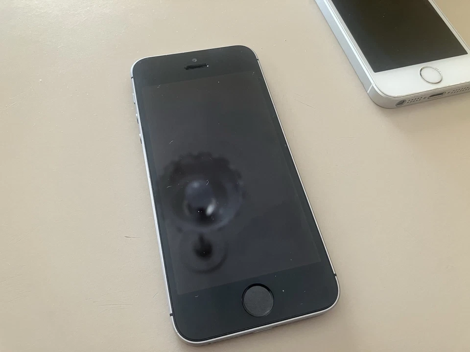 Apple iPhone SE - Argento - 64GB + Grigio Siderale - 16gb - Leggi Descrizione - Immagine 4 di 4