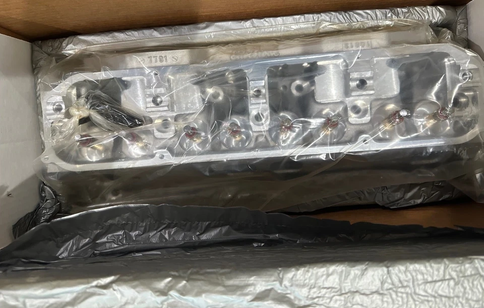 Edelbrock 77929 Victor RB/ B Big-Block Chrysler cabeça de cilindro com válvulas cada - Imagem 3 de 4