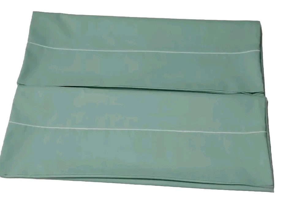 2 fundas de almohada verde claro bordadas blancas en puño.  20 X 30 Stan/Queen Foto 2 de 4