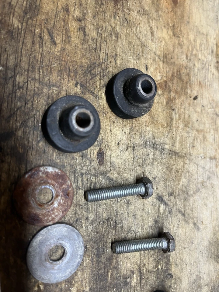 Suzuki GS550L GS 550 L 1982 pernos de montaje del tanque de gasolina Foto 2 de 4