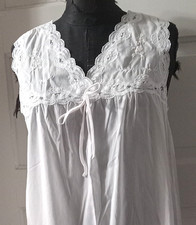 1980's BARBIZON Pullover Ivory Lace Sleeveless Night Gown Petite