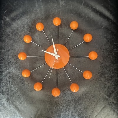 Karlsson Wanduhr Sputnik Kugel orange