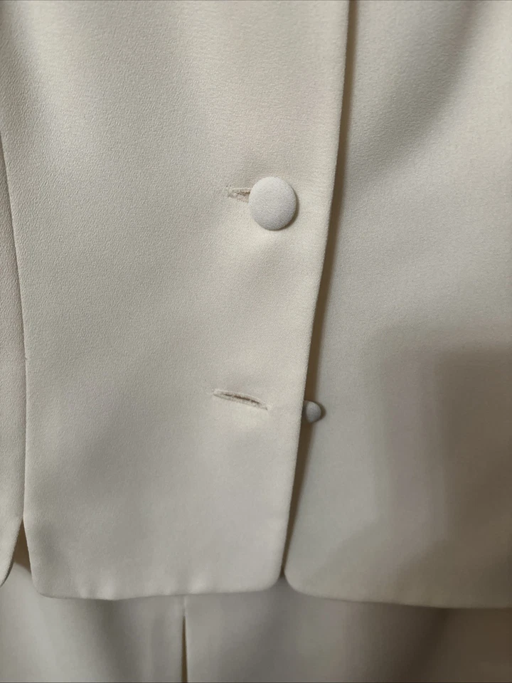 Conjunto de traje falda Maggy London Petites para mujer 10 detalles marfil y brillante elegancia Foto 4 de 4