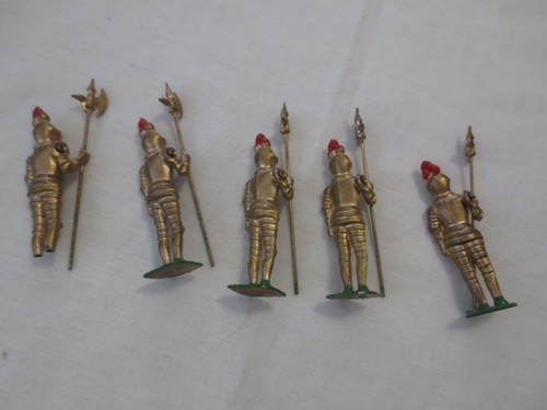 VTG (EARLY 50’s), 5 BRITAINS METAL GOLDEN KNIGHTS, MOVABLE ARM/POLEAXE - Picture 9 of 14