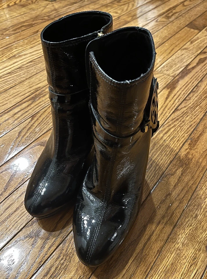 Botín Whitney de charol Tory Burch en negro dorado detalles logotipo talla 10 Foto 4 de 4